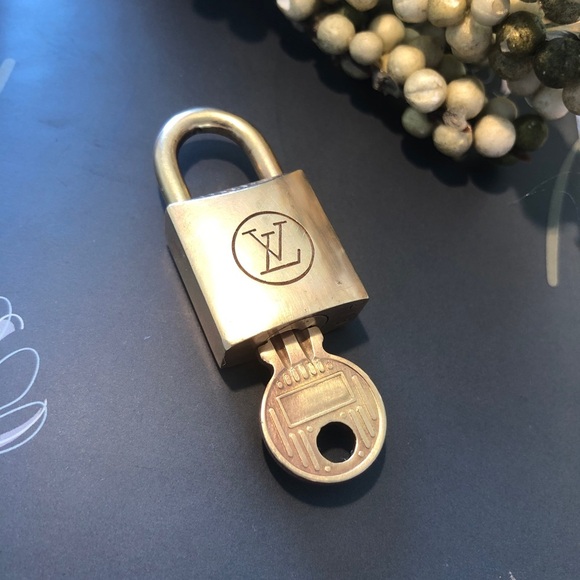 Louis Vuitton ✨RARE ✨Bright 🔆 Gold Padlock and Key #219 - Picture 1 of 7